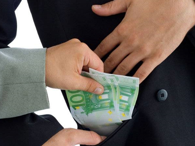 Έκλεψε… και την αστυνομικό του Κοινοβουλίου